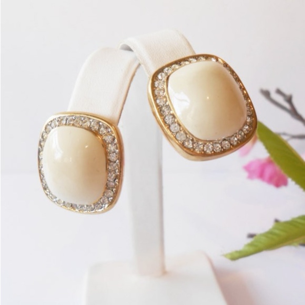 Vintage Style Cream and Gold Stud Earrings
